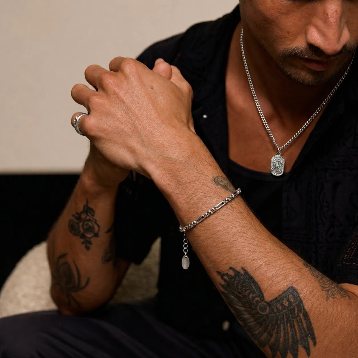 Bracelete Masculino em Aço Inoxidável no Pulso Elegante Ajustável