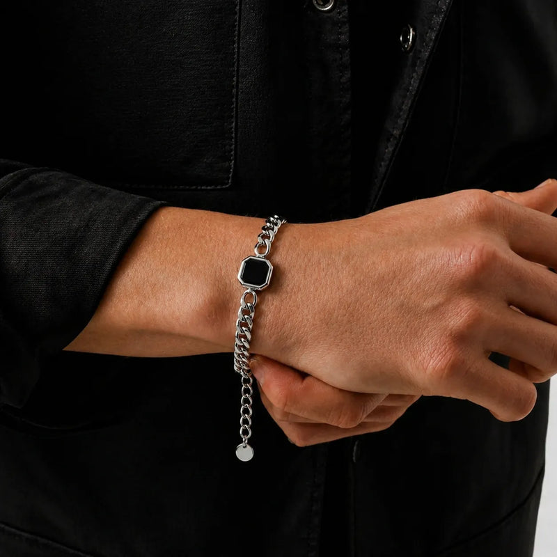 Detalhe de ajuste de pulseira masculina prata com fecho lagosta e elos resistentes, focando no brilho do metal de alta qualidade.